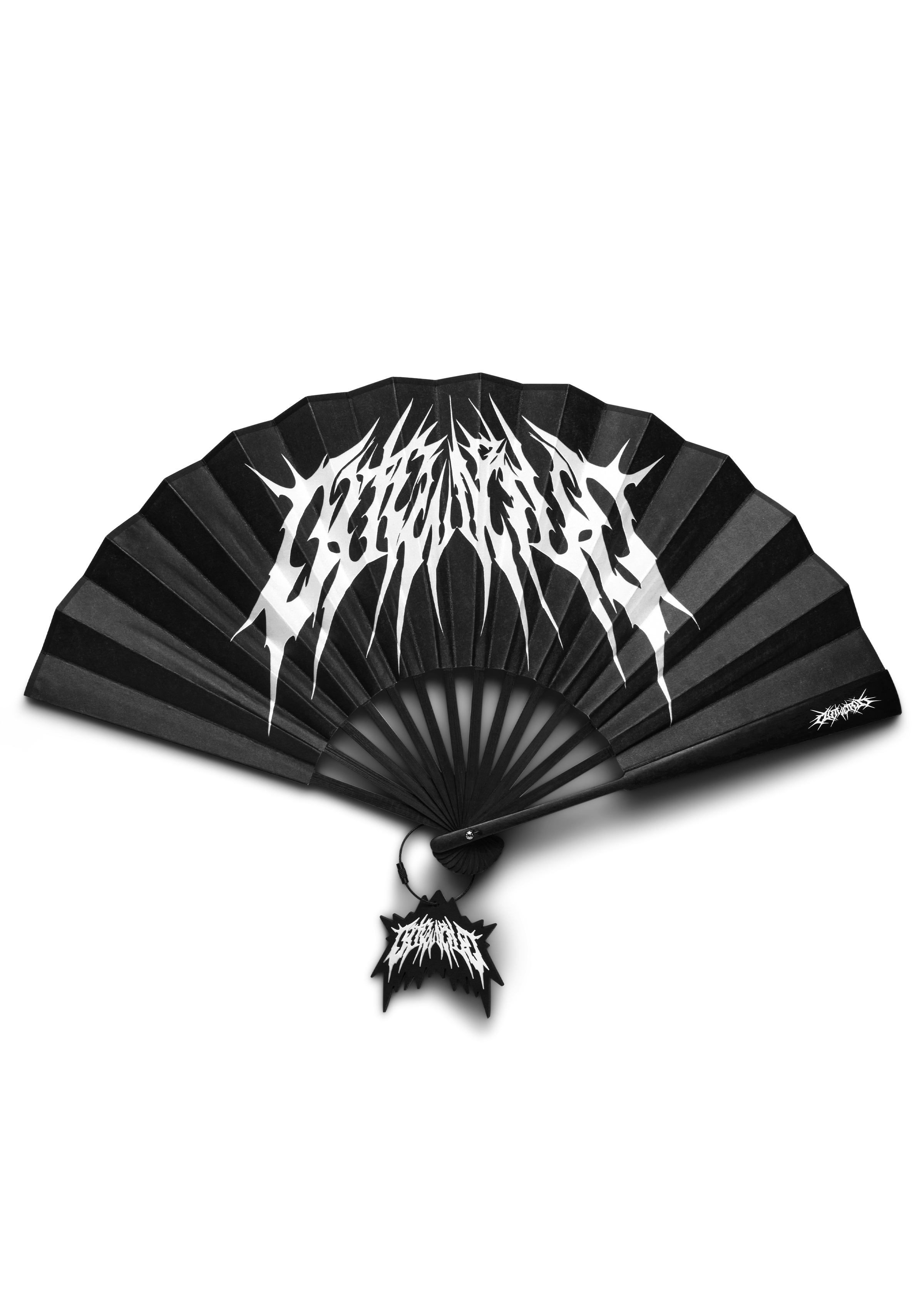 Schwarzer Handfächer mit großem, weißen Print in metallisch anmutender, kantiger Typografie. Der Schriftzug erinnert an eine Mischung aus Black-Metal-Logo und abstrakter Wortmarke. Am unteren Ende ist ein schwarzer Tag aus Kunststoff befestigt – ebenfalls mit dem gleichen spitzen Logo.