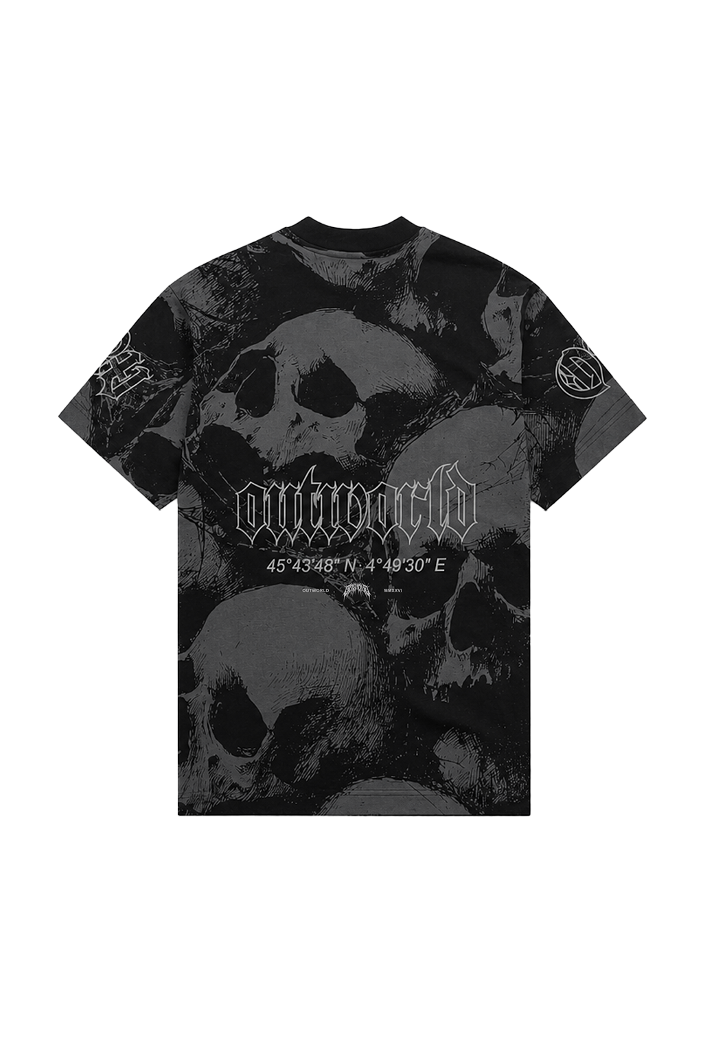 Schwarzes Oversize-T-Shirt mit durchgehendem grauem Totenkopf-Print. Zentral platziert ist der Schriftzug „outworld“ in gotischer Typografie, darunter geografische Koordinaten. Weiße Symbolgrafiken auf den Ärmeln und kontrastreiche Illustrationen verleihen dem Design eine dunkle, urbane und Gothic-inspirierte Ästhetik.