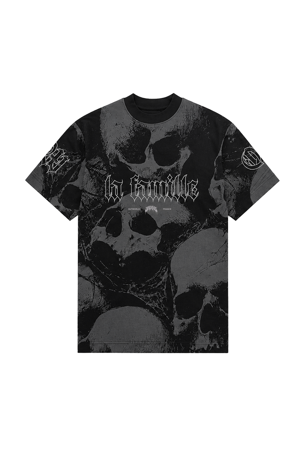 Schwarzes Oversize-T-Shirt mit großflächigem grauem Totenkopf-Print über die gesamte Fläche. Auf Brusthöhe steht „la famille“ in markanter gotischer Schrift. Kleine Schriftzüge und grafische Details ergänzen das düstere Streetwear-Design. Auf beiden Ärmeln befinden sich zusätzliche weiße Symbolgrafiken.